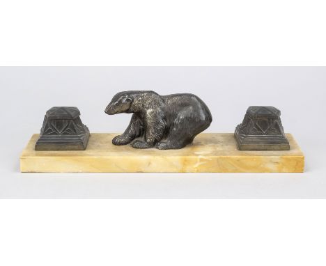 Art-déco Schreibset, um 1930. Schreitender Eisbär flankiert von 2 Tintenfässern mit Scharnierdeckel, mit Glaseinsätzen. Auf r