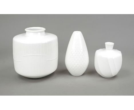 Drei Vasen mit Reliefdekor, KPM Berlin, Marken 1945-92, mehrheitl. 1. W., weiß, Vase Ali Baba, Entw. Trude Petri 1957, H. 15 