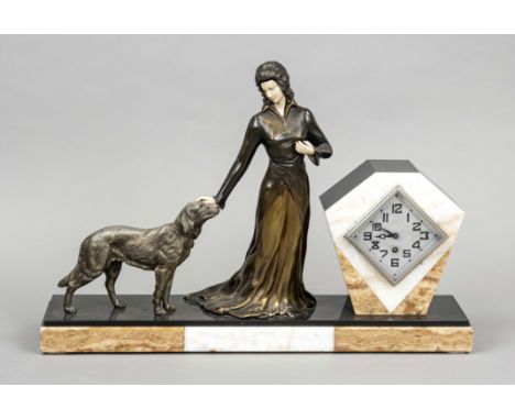 Art Deco` Figurenpendule, in Onyx und schwarzem Marmor, dargestellt ist eine Frau mit Hund, die Frau in Chryselephantinetechn