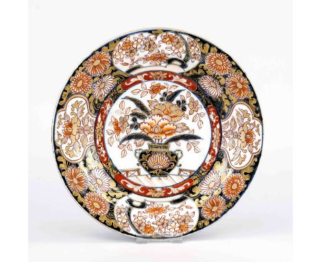 Imari Teller, Japan 18. Jh., klassischer Dekor in Kobaltblau, Eisenrot und Gold. Mit Eisenklammern rest., Wandhalterung aus D