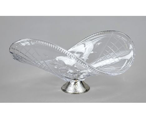 Große Art Déco Schale, um 1930, auf rundem Weißmetallfuß, ovale, geschweifte Schale, klares Glas mit Schliffdekor, L. 50 cm
