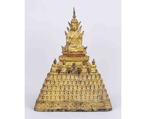 Buddha Rattanakosin, Thailand, 19. Jh., Bronze vergoldet und rot lackiert. Großer, getreppter Sockel/Thron mit 5 Heiligenfigu