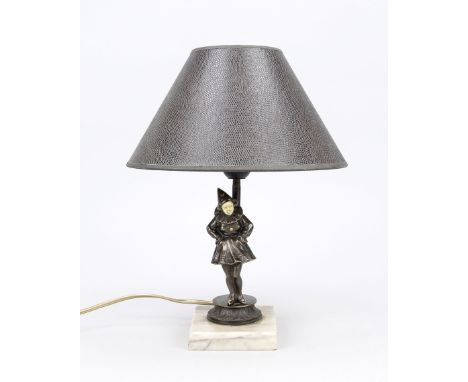Figürliche Tischlampe, 20. Jh., Bronze. Stehender Harlekin im Stil einer Chryselephantin-Figur auf rundem Postament. Auf eine