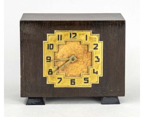 Tischuhr Art Deco, DUFA-Uhr Entwurf: H. Möller, um 1920, braunes Holz mit Wurzelholzeinlage im Zifferblatt, schwarze arab. Zi