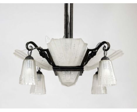 Art-déco Deckenlampe, 1930er Jahre. Eisengestell mit strukturuerten und ornamentierten Einsätzen aus geätztem Glas, insges. 8