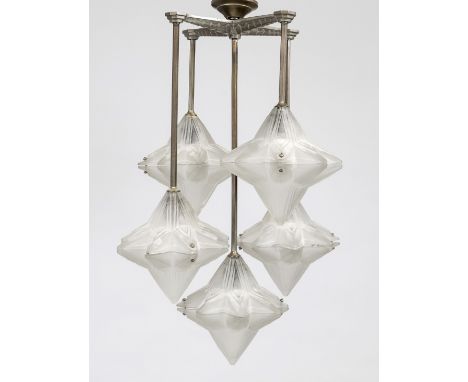 Art-déco Deckenlampe, 1930er Jahre. Ornamentiertes Deckekreuz mit 5 vertikalen Stäben, Schirme aus geätztem Glas in Form von 