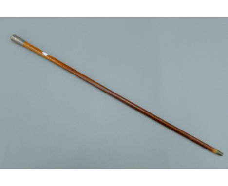 A Malacca walking stick, with engraved silver handle, hallmarked for London. 85 cm long.