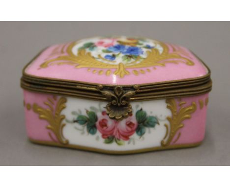 A Continental porcelain patch box. 7 cm wide. 
