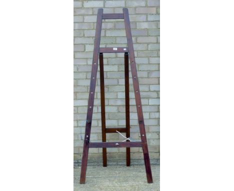 A vintage pine easel. 180 cm high.
