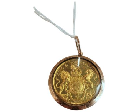 22 CARAT GOLD COIN IN GOLD MOUNT - COIN ENGRAVED KING &amp; CONSTITUTION  &amp; REVERSE 'THE GLORIOUS &amp; IMMORTAL MEMORY 1
