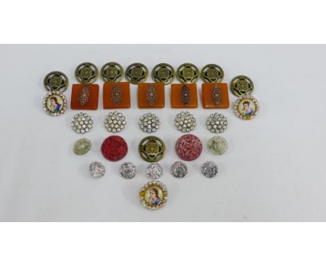 A collection of vintage buttons (a lot) 