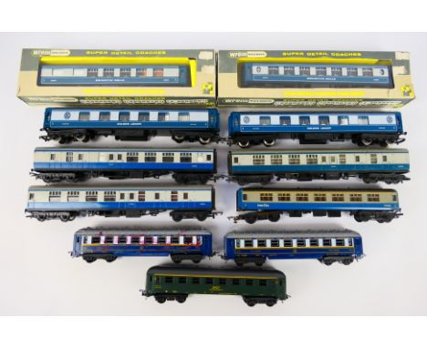 Wrenn - Lima - Triang - A rake of predominately unboxed OO /HO coaches. Lot includes boxed Wrenn W6005A Pullman 1st Class 'Br