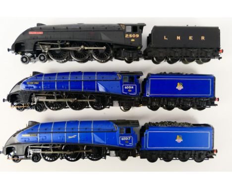 Bachmann - Three unboxed Bachmann OO gauge versions of the Class A4 4-6-2 steam locomotives and tender 'Silver Link'. Lot con