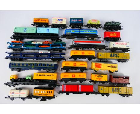 Hornby - Lima - Wrenn - An unboxed rake of 25 items of OO / HO gauge of predominately freight rolling stock. Lot includes Lim