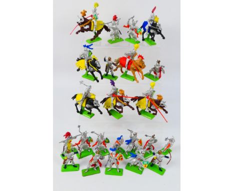 Britains Deetail - A collection of 23 unboxed Britains Deetail Knights. The lot includes 7 mounted knights with 16 Knights on