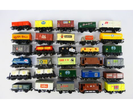 Wrenn - Others - 30 unboxed items of freight rolling stock predominately by Wrenn. Lot includes Wrenn 12T Ventilated Van 'Dun