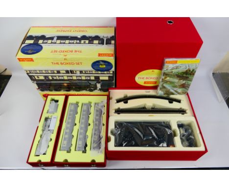 Hornby - A boxed Hornby OO gauge R1038 'Orient Express'  The Boxed Set. The box set contains a 4-6-2 "United States Lines" Me