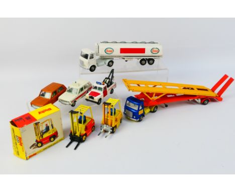 Dinky - A group of vehicles including an AEC car transporter # 974, Conveyancer fork lift truck # 404, Range Rover # 192 and 