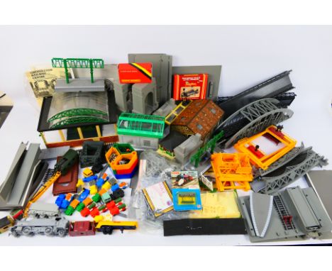 Hornby - Lima - Other - A large unboxed quantity of OO gauge model railway scenic buildings, layout accessories. Lot includes