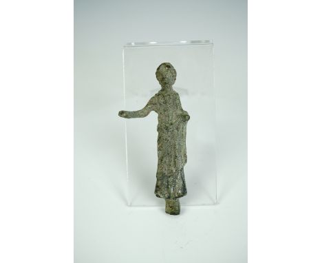 A Roman bronze statue of a female deity, 8 cm