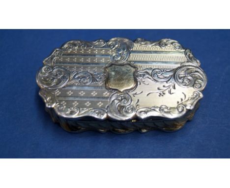 A Victorian silver vinaigrette, by Yapp & Woodward, Birmingham 1846, having floral chased end engine turned decoration, 5.2cm