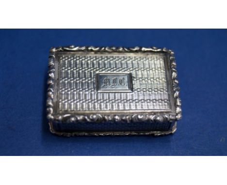 A William IV engine turned silver vinaigrette, by Thomas Lawrence, Birmingham 1837, 3.5cm.   Condition Report:  hinge to inne