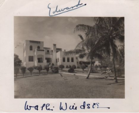 WALLIS WINDSOR: (1895-1986) American Socialite, wife of King Edward VIII. Duchess of Windsor. Vintage signed 5 x 4 photograph