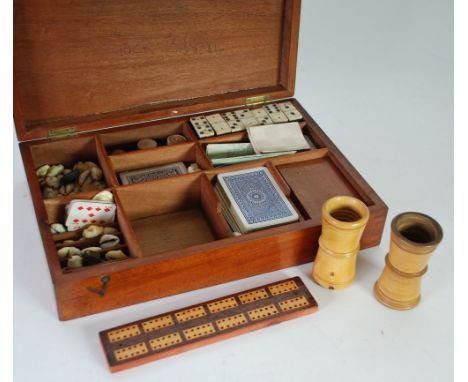 EARLY 20th CENTURY MAHOGANY GAMES COMPENDIUM the compartmented interior with a pair of blond wood shakers, cribbage board, eb