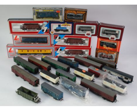 TWELVE BOXED ITEMS OF 'OO' SCALE GOODS ROLLING STOCK, various makers to include Lima, Dapol, Mainline, Bachmann etc... boxes 