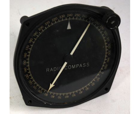 A U.S ARMY SERVICE CORP 'BENDIX AVIATION CORPORATON' VINTAGE RADIO COMPASS INDICATOR AIRWAYS GUAGE, MODEL 1-82-A