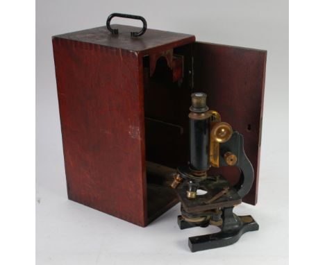 AN EARLY 20TH CENTURY AMERICAN SPENCER LENS CO, BUFFALO N.Y japanned steel and lacquered brass monocular microscope in wooden