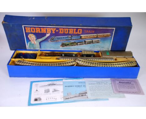 HORNBY DUBLO IMMEDIATE POST WAR THREE RAIL TRAIN SET EDG7 SOUTHERN RAIL TANK GOODS SET, complete with 0-6-2 tank locomotive N