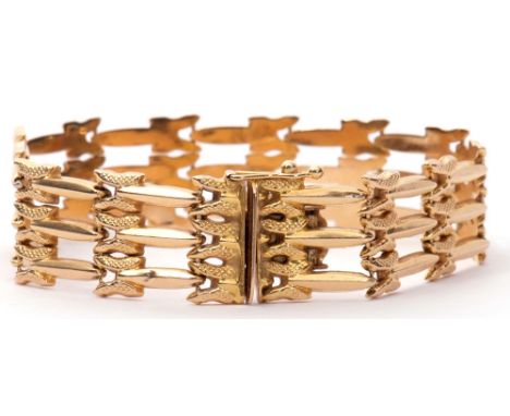 A 750 stamped modern gate bracelet, a design with three plain polished and textured links, 21gms