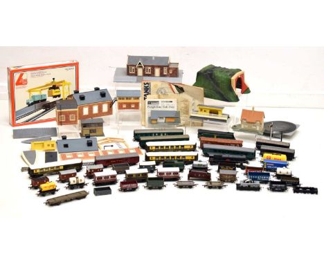 Mixed group 00 gauge railway trainset coaches, tanks and wagons to include; Triang 'Pullman', Hornby Railways, Maineline, Air