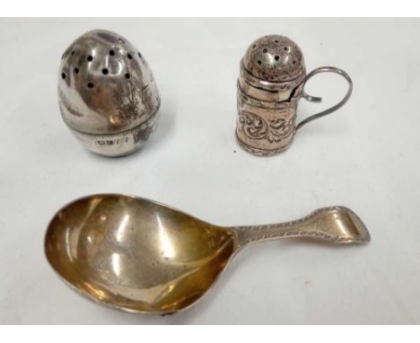 A GEORGIAN SILVER CADDY SPOON, LONDON 1794 BY W.B 7 2 SILVER PEPPERS 1899/1904, DAMAGED
