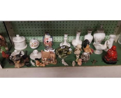 SHELF OF CERAMIC ITEMS, ORNAMENTS OF BIRDS ETC