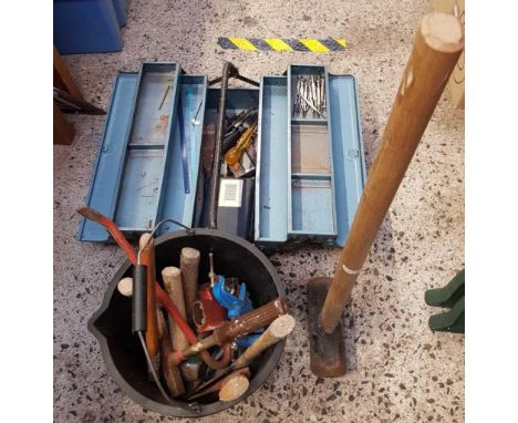 BUCKET OF MISCELLANEOUS TOOLS, A BLUE METAL TOOLBOX WITH CONTENTS, A BOW SAW AND LARGE SLEDGEHAMMER  