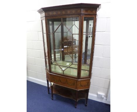 AN EDWARDIAN MAHOGANY SHERATON STYLE ASTRAGAL GLAZED DISPLAY CABINET/VITRINE, satinwood inlaid with lower floral swags, singl