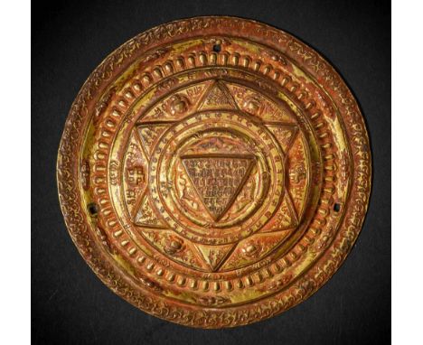 YANTRA DE VAJRAVARAHI EN ALLIAGE DE CUIVRE REPOUSSÉ ET DORÉNÉPAL, FIN DE L'ÉPOQUE MALLA, XVIE/XVIIE SIÈCLEHimalayan Art Resou