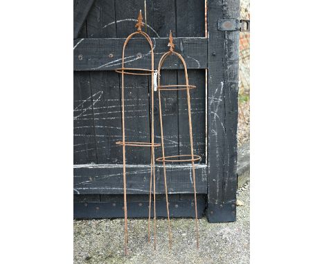 A pair of weathered steel arrow head garden obelisks approx. 120 cm h x 23 cm dia (2) 