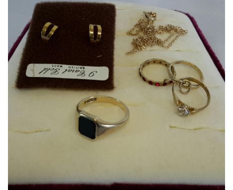 9ct gold & black onyx signet ring, 9ct gold chain, earrings & 3 yellow metal rings