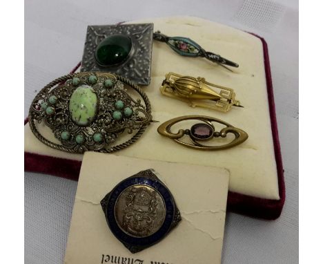 A selection of 6 brooches to include silver & enamel 