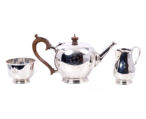 1930s silver three piece tea set, comprising teapot of bullet form, in the Queen Anne style, with fruitwood scroll handle and