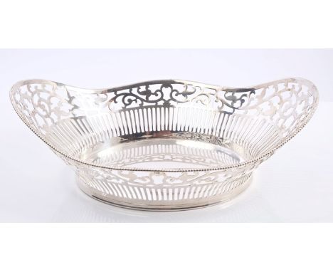 Silver bread basket of boat-shaped form, with pierced foliate decoration and bead border, on an oval foot (stamped 925 Sterli