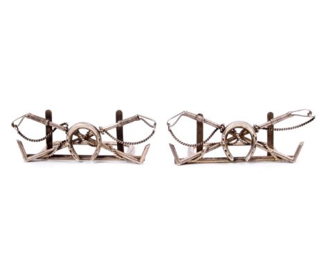 Pair Edwardian silver menu holders in the form of crossed hunting whips and central horseshoe (Birmingham 1905), 8.5cm wide