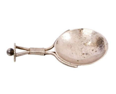 Edwardian silver caddy spoon in the Art Nouveau style, with circular bowl and wire handle, with ball finial (Birmingham 1908)