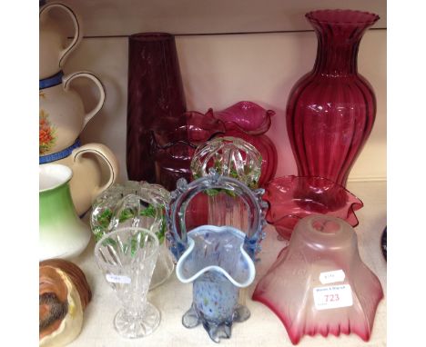 AN ETCHED GLASS LIGHT SHADE, TOGETHER WITH CRANBERRY AND OTHER GLASS. L3
