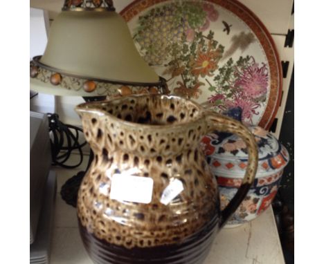 A JAPANESE EARTHEN WARE CHARGE DIAM. 31.5CM TOGETHER WITH AN IMAR POT, A JUG AND A LAMP. H3