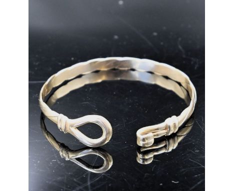 9ct gold bangle with a hoop and hook clasp, 17.5grams dated 1919, Sheffield&nbsp;