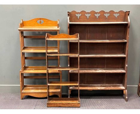 An oak Arts and Crafts book shelf with four open shelves and pierced arched sides 125 x 61 x 21cm, an oak Arts and Crafts sty